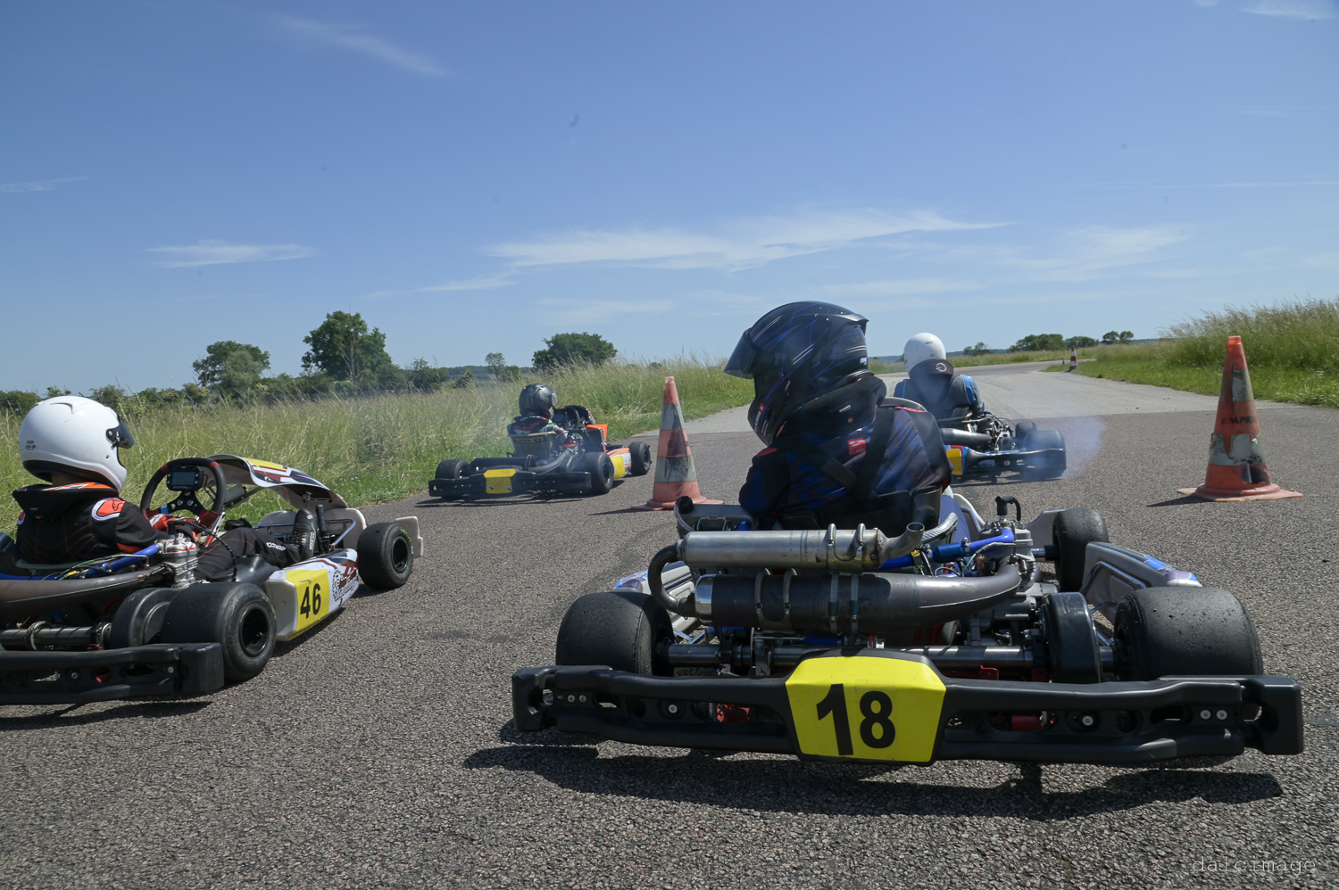 Voiture sur le circuit de pouilly - asaav.ch