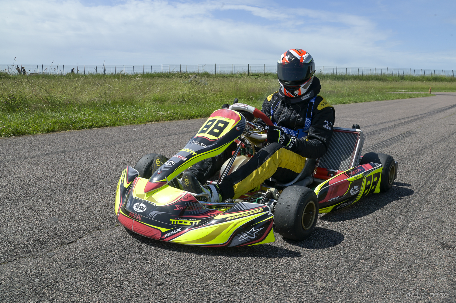 Voiture sur le circuit de pouilly - asaav.ch