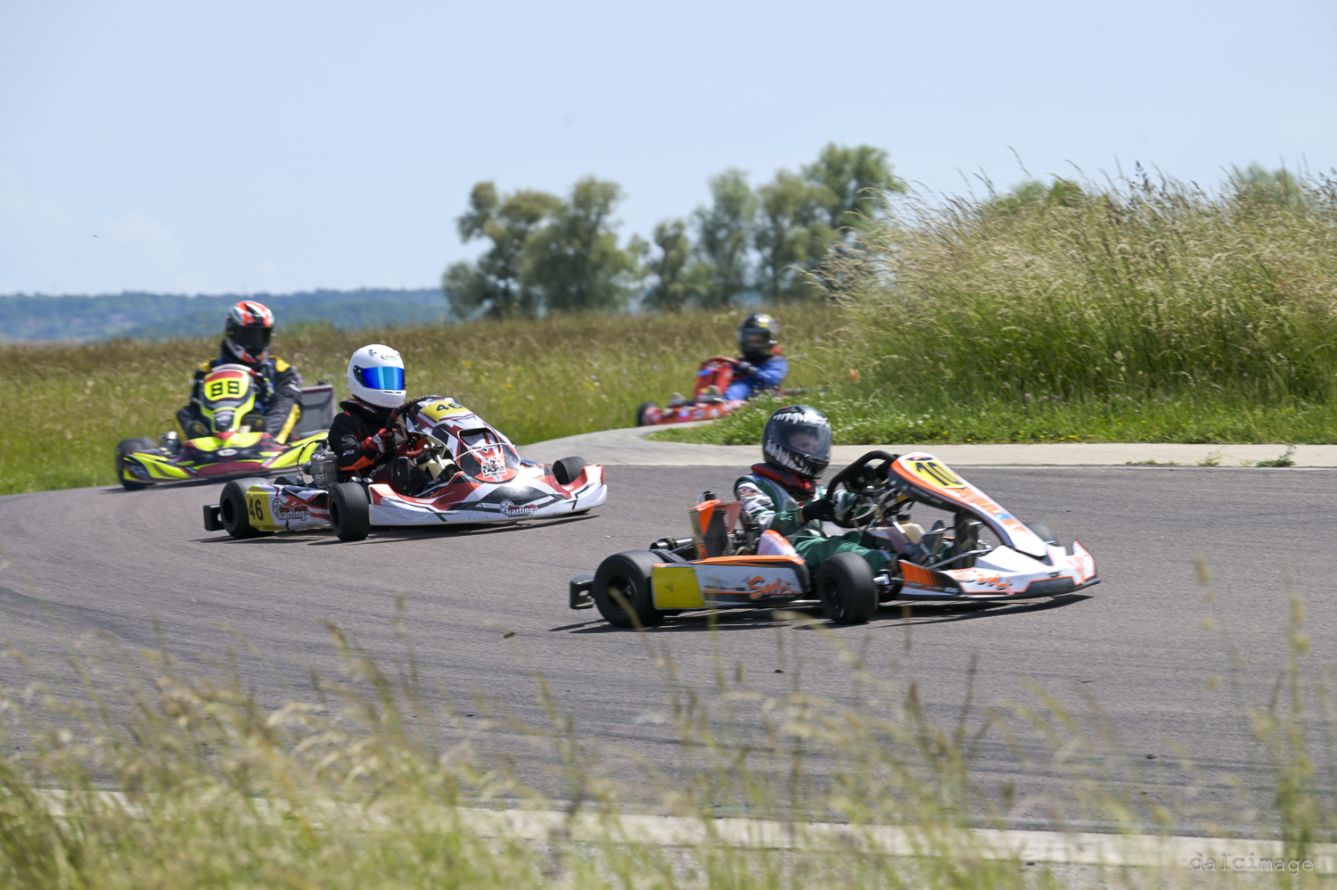 Voiture sur le circuit de pouilly - asaav.ch