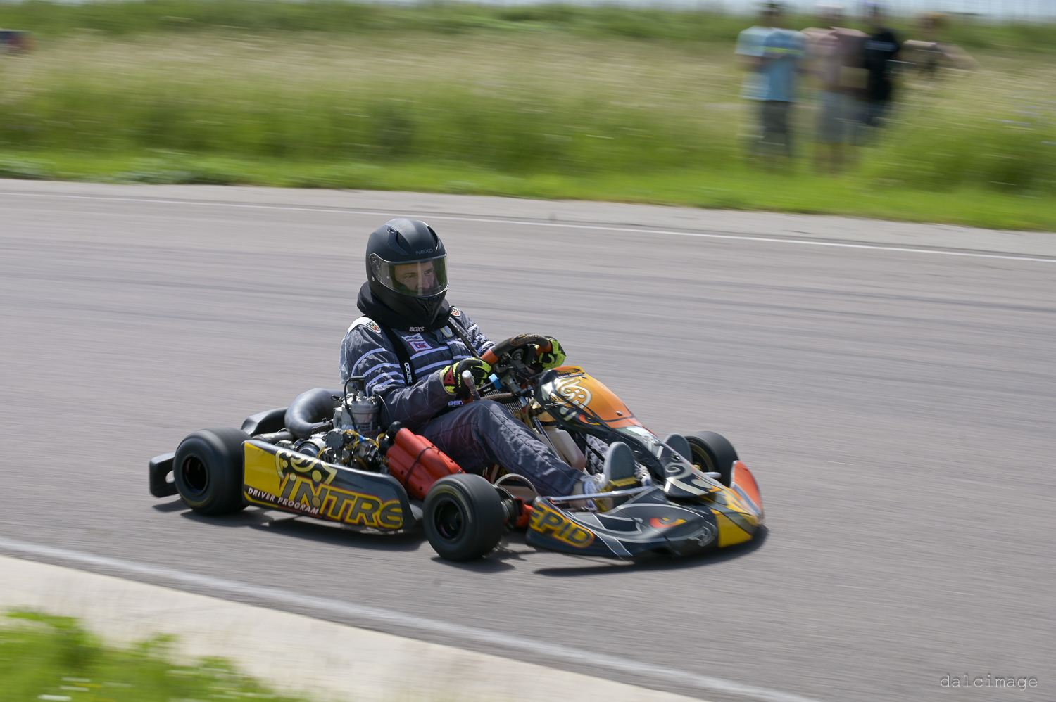 Voiture sur le circuit de pouilly - asaav.ch
