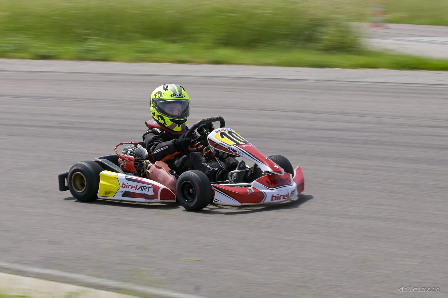 Voiture sur le circuit de pouilly - asaav.ch