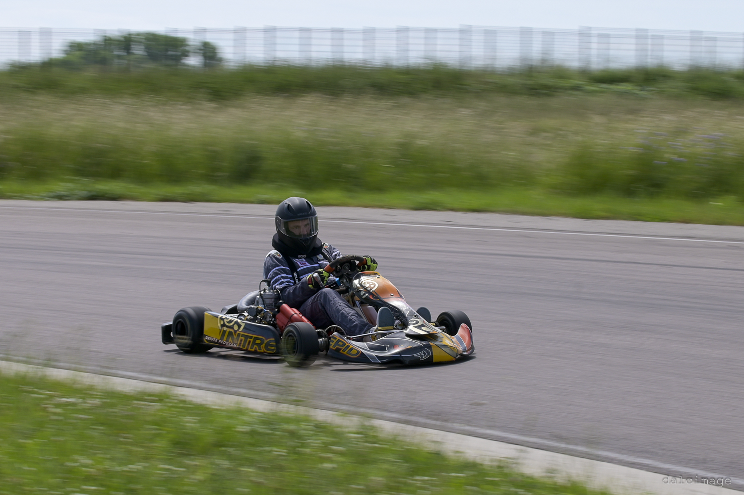 Voiture sur le circuit de pouilly - asaav.ch