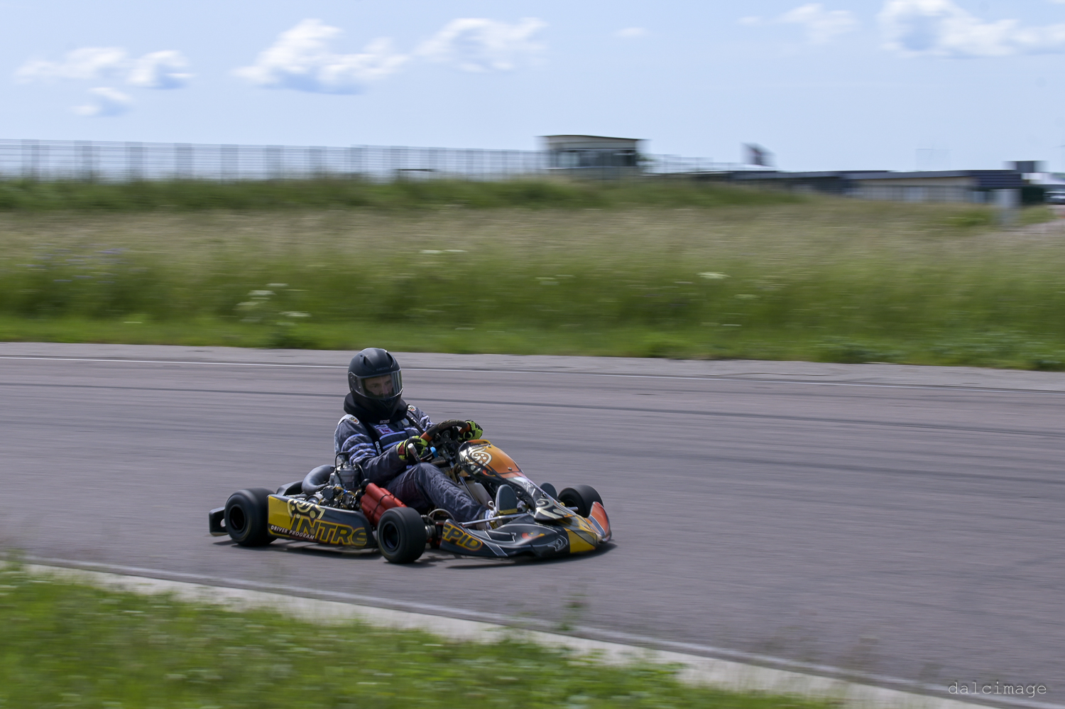 Voiture sur le circuit de pouilly - asaav.ch
