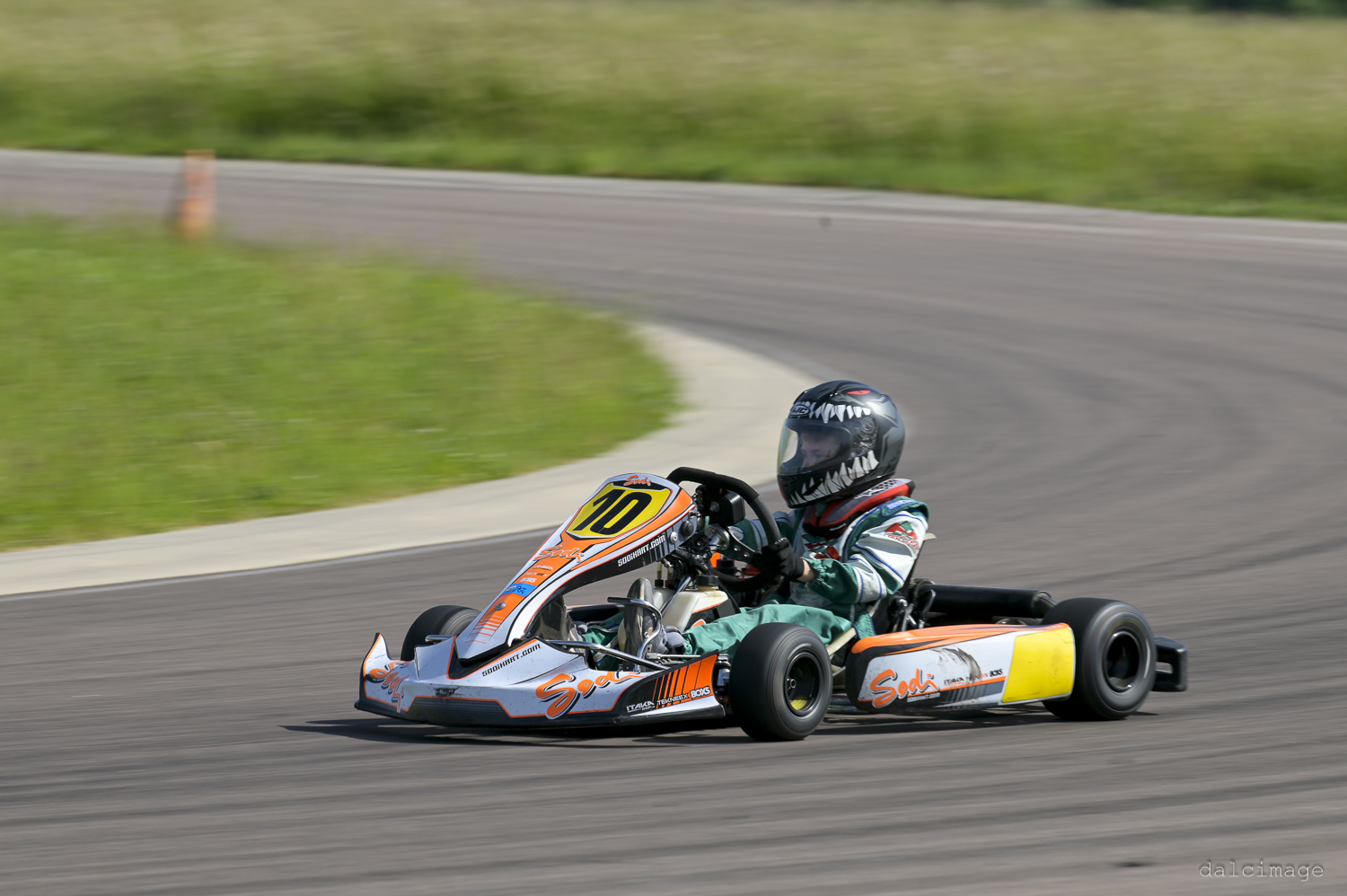 Voiture sur le circuit de pouilly - asaav.ch