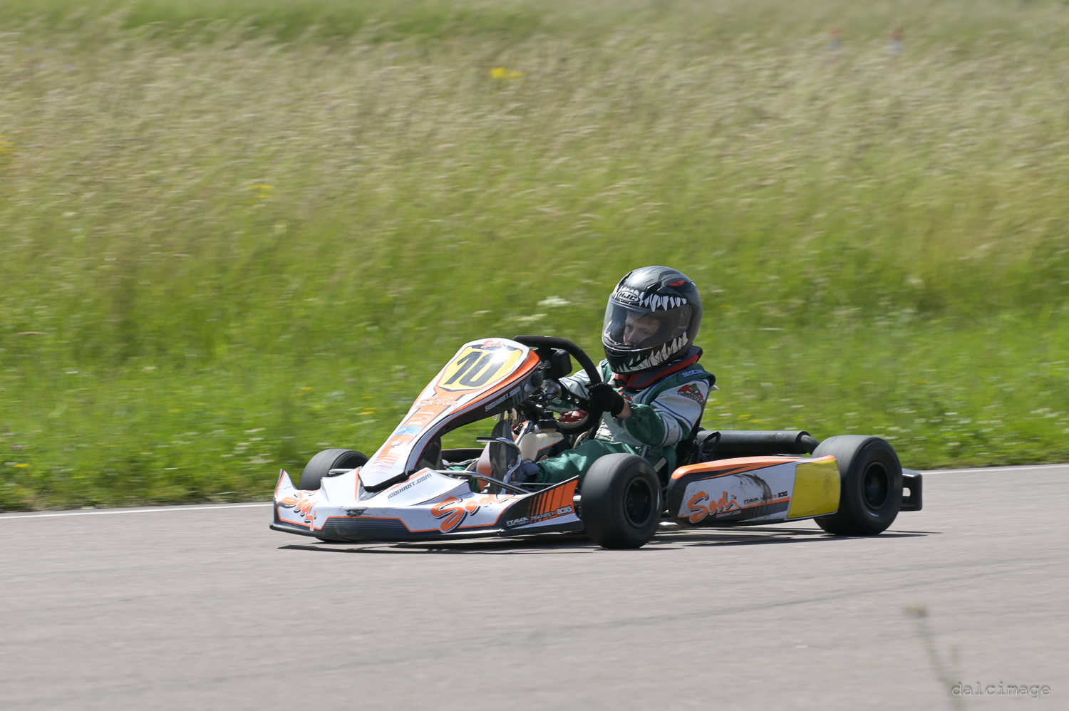Voiture sur le circuit de pouilly - asaav.ch