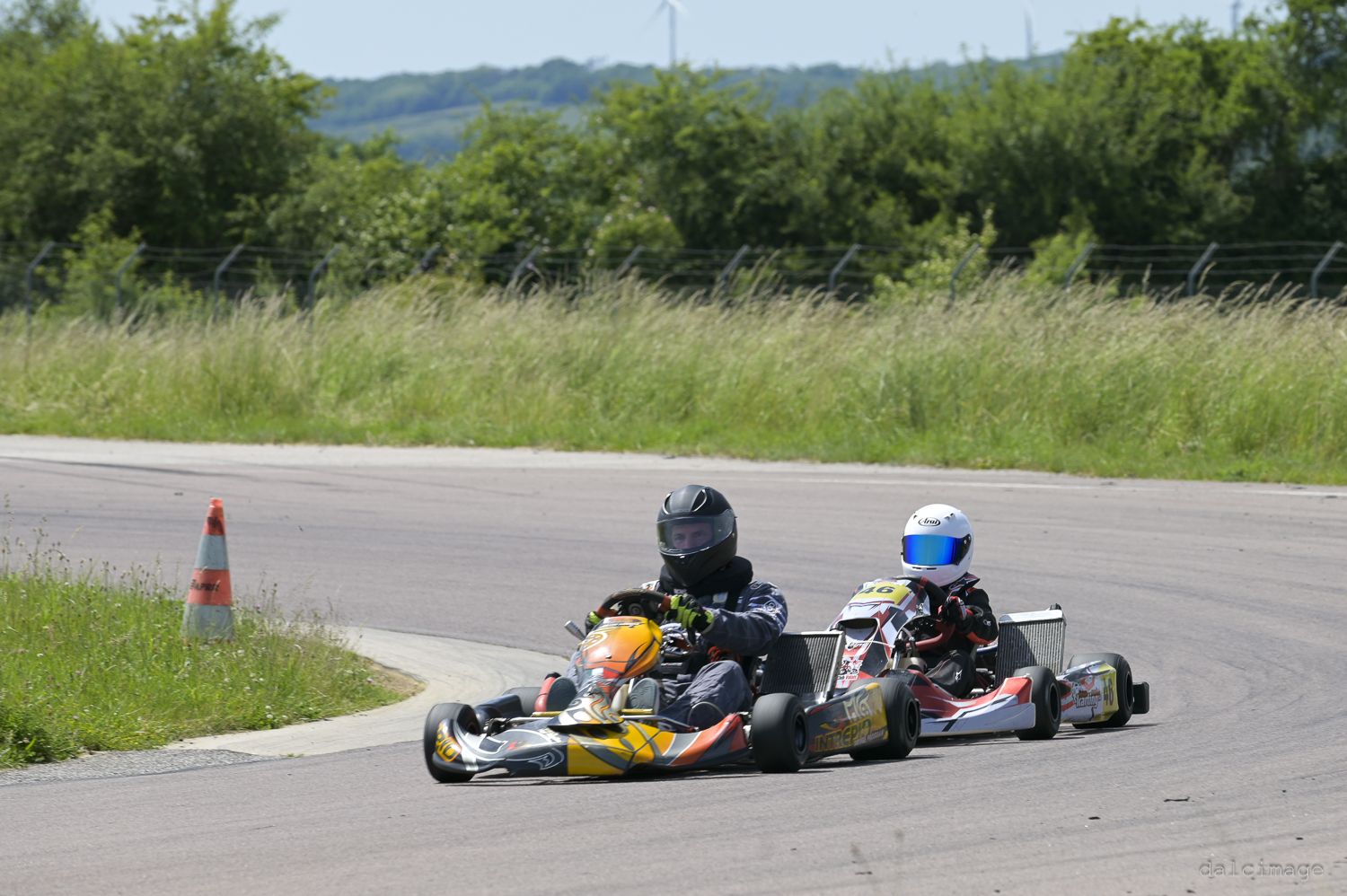 Voiture sur le circuit de pouilly - asaav.ch