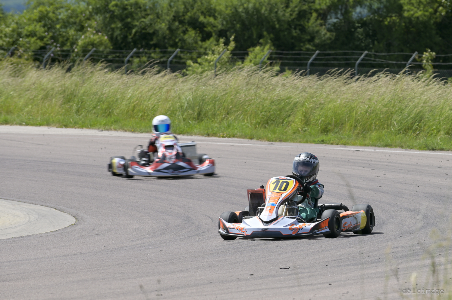 Voiture sur le circuit de pouilly - asaav.ch
