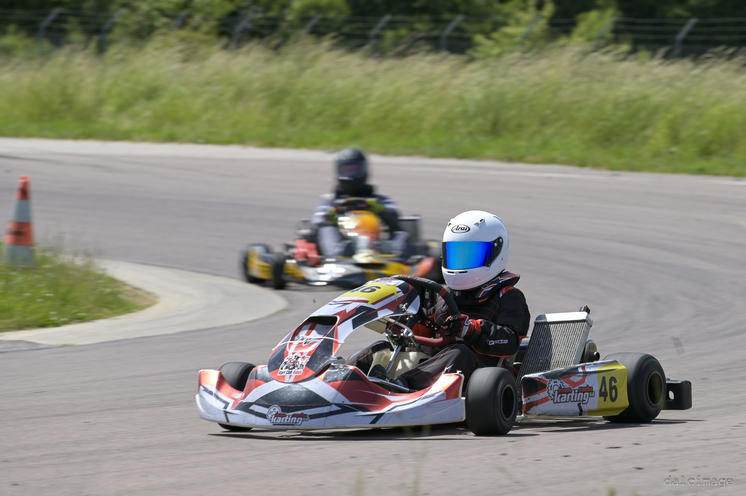 Voiture sur le circuit de pouilly - asaav.ch