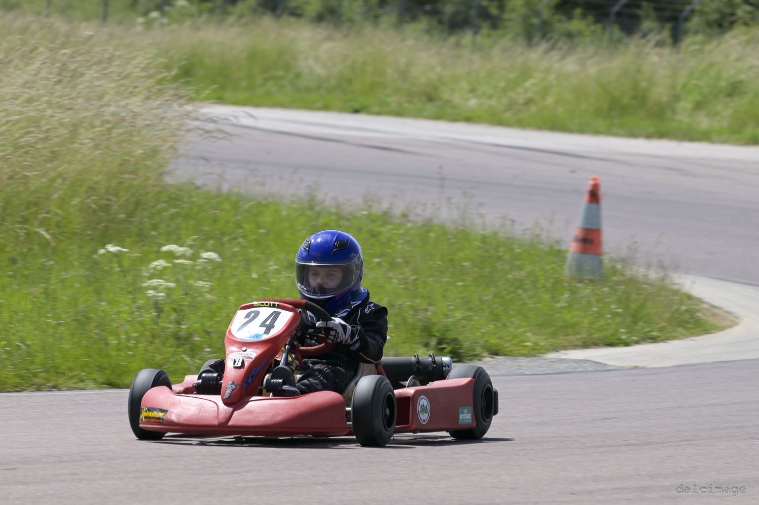 Voiture sur le circuit de pouilly - asaav.ch