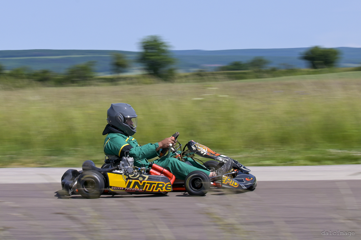Voiture sur le circuit de pouilly - asaav.ch
