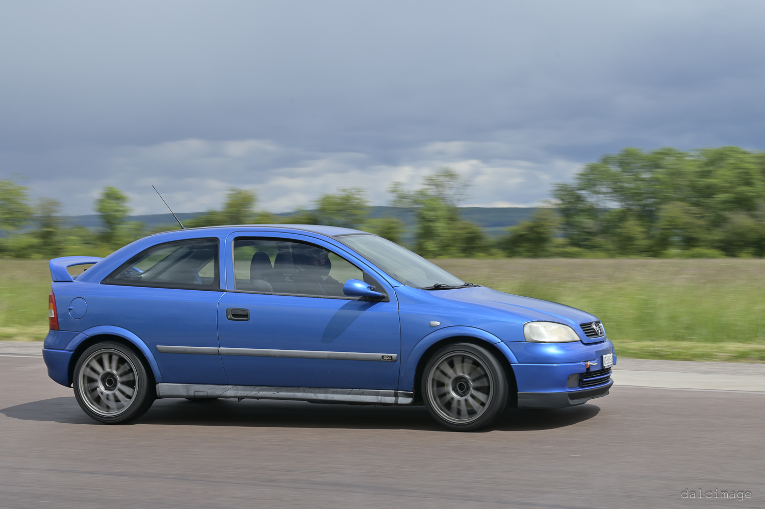 Voiture sur le circuit de pouilly - asaav.ch