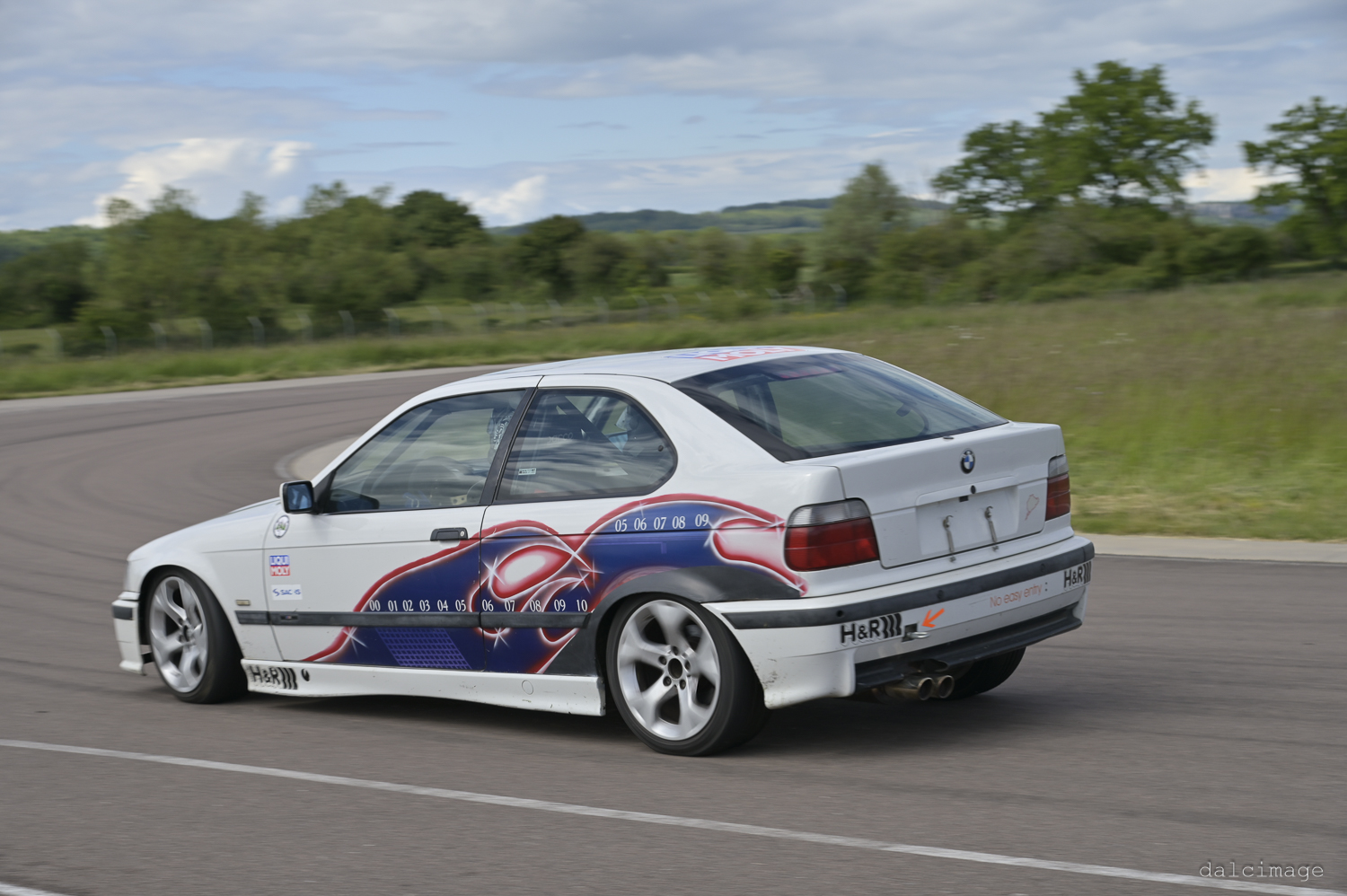 Voiture sur le circuit de pouilly - asaav.ch