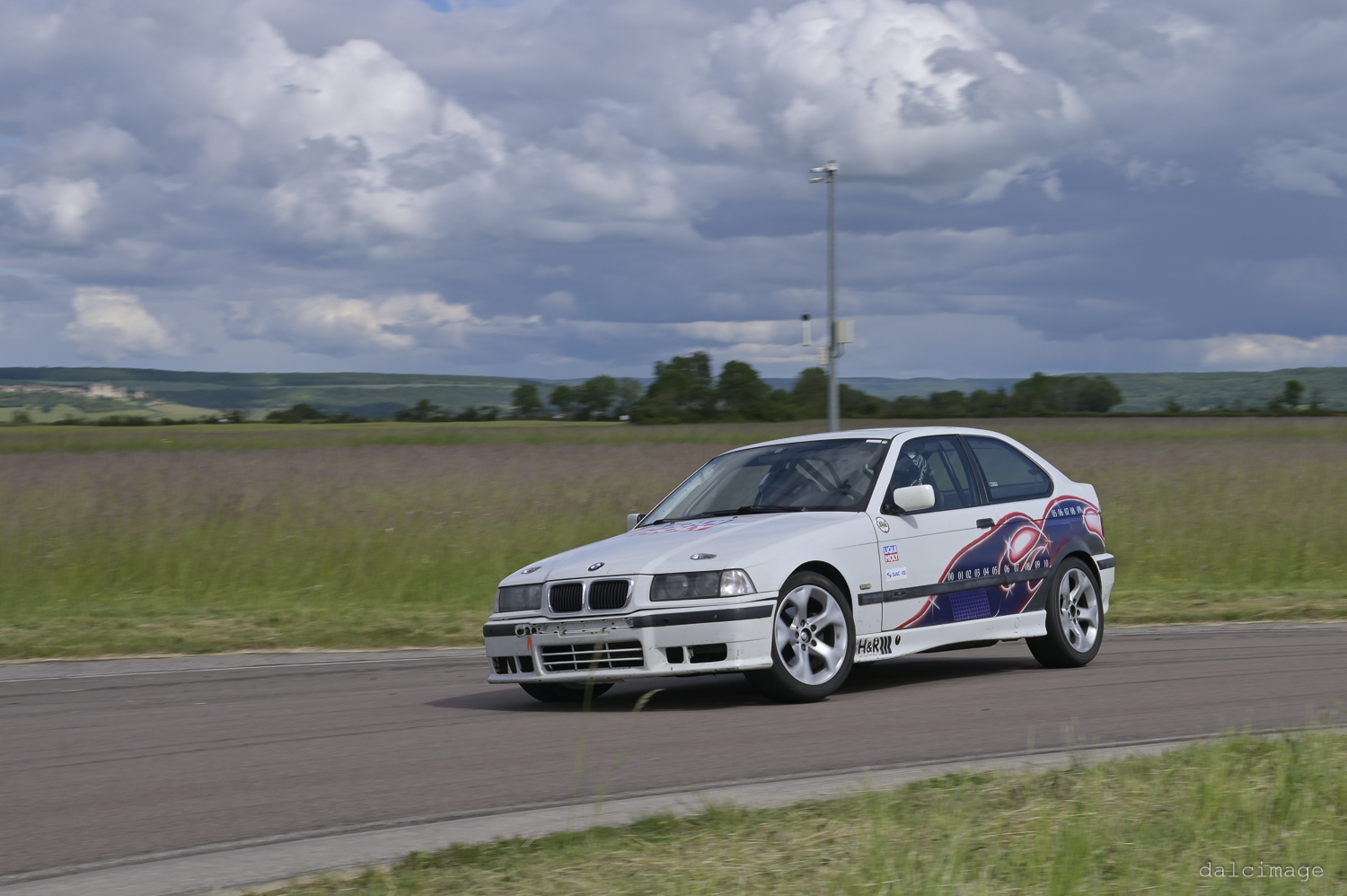 Voiture sur le circuit de pouilly - asaav.ch