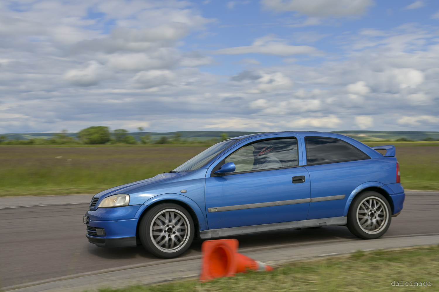 Voiture sur le circuit de pouilly - asaav.ch