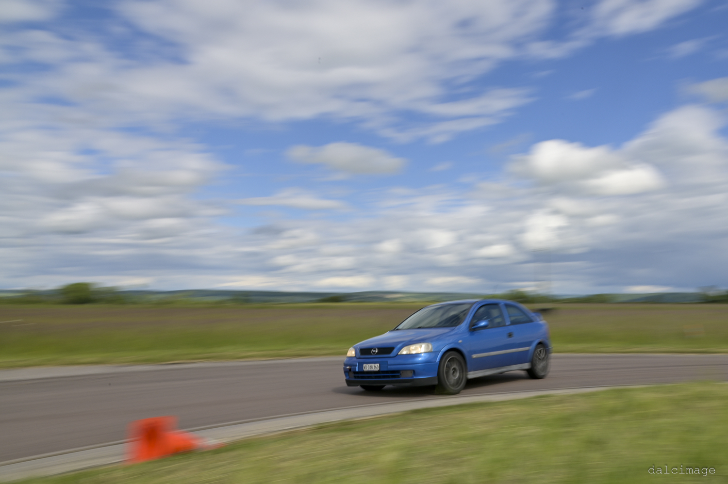 Voiture sur le circuit de pouilly - asaav.ch