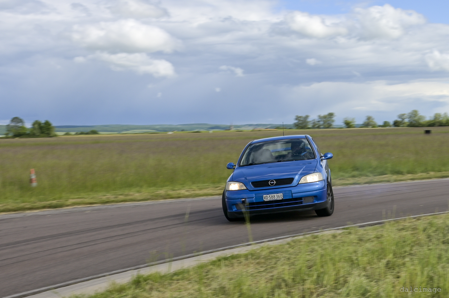 Voiture sur le circuit de pouilly - asaav.ch