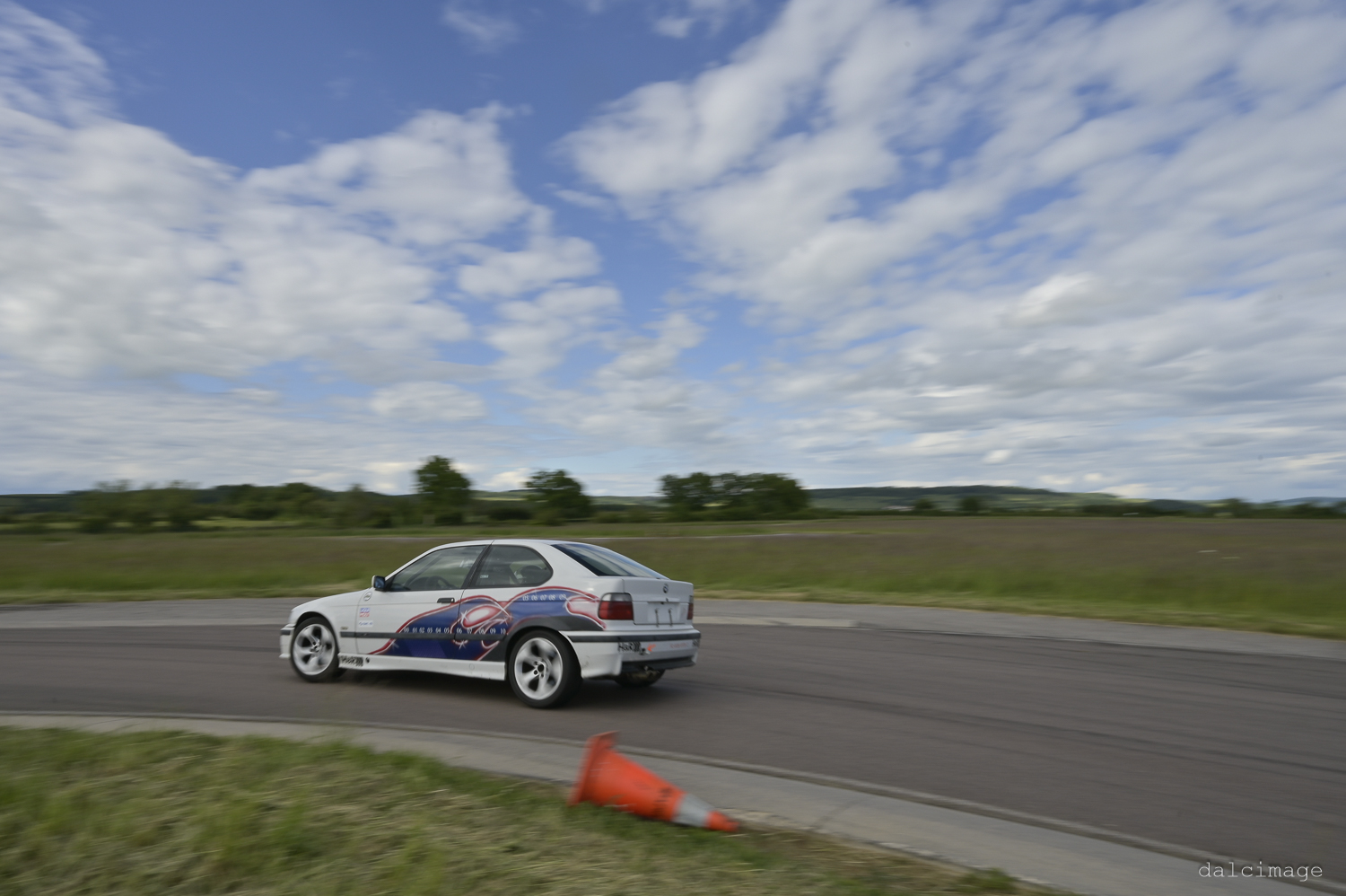Voiture sur le circuit de pouilly - asaav.ch