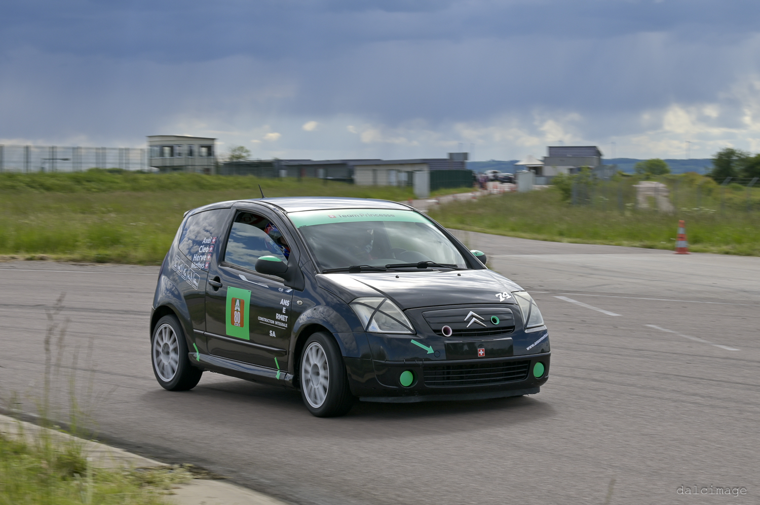 Voiture sur le circuit de pouilly - asaav.ch
