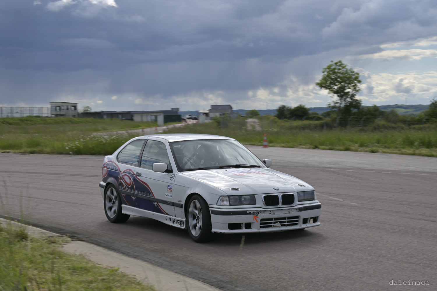 Voiture sur le circuit de pouilly - asaav.ch