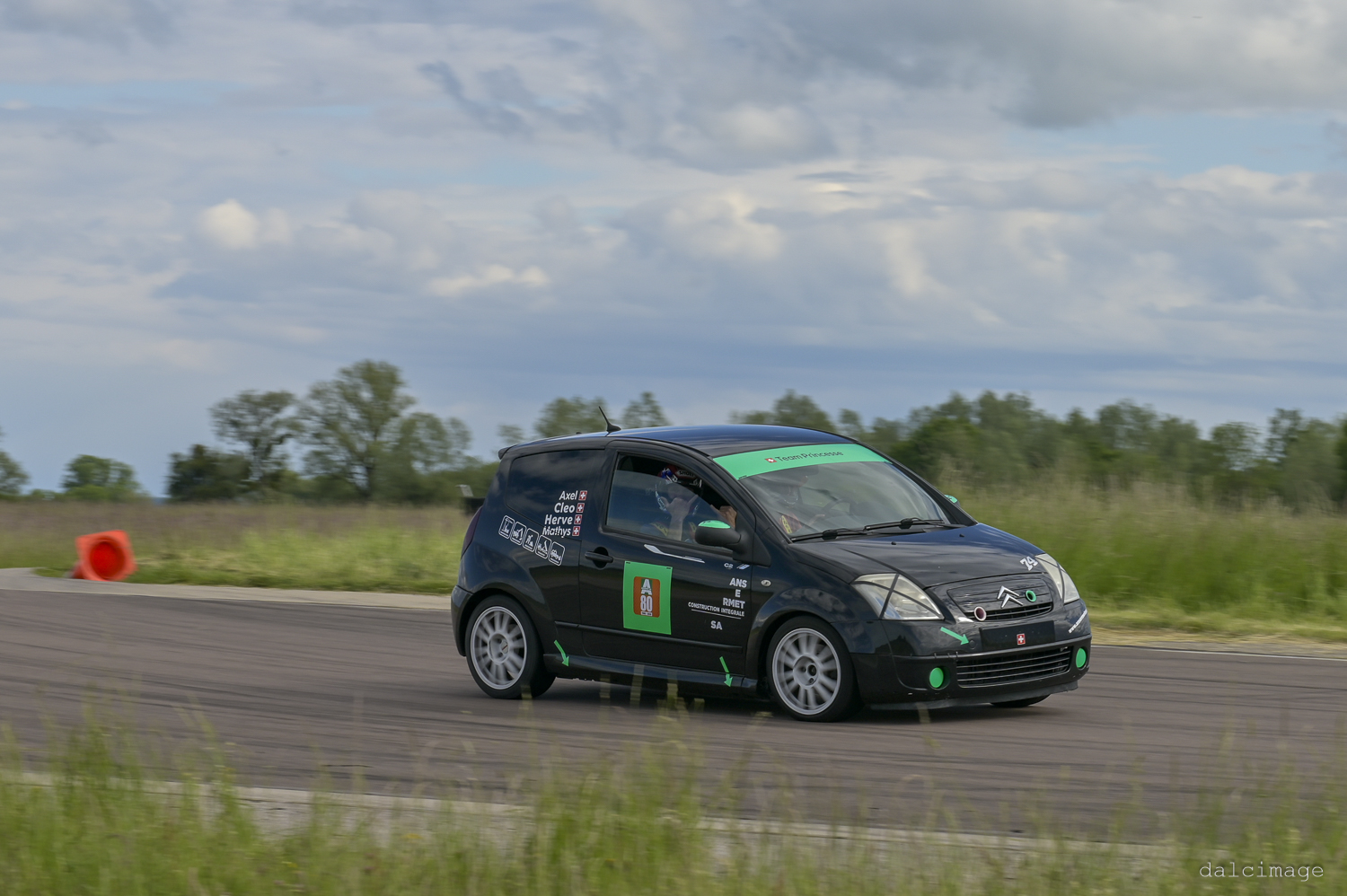 Voiture sur le circuit de pouilly - asaav.ch