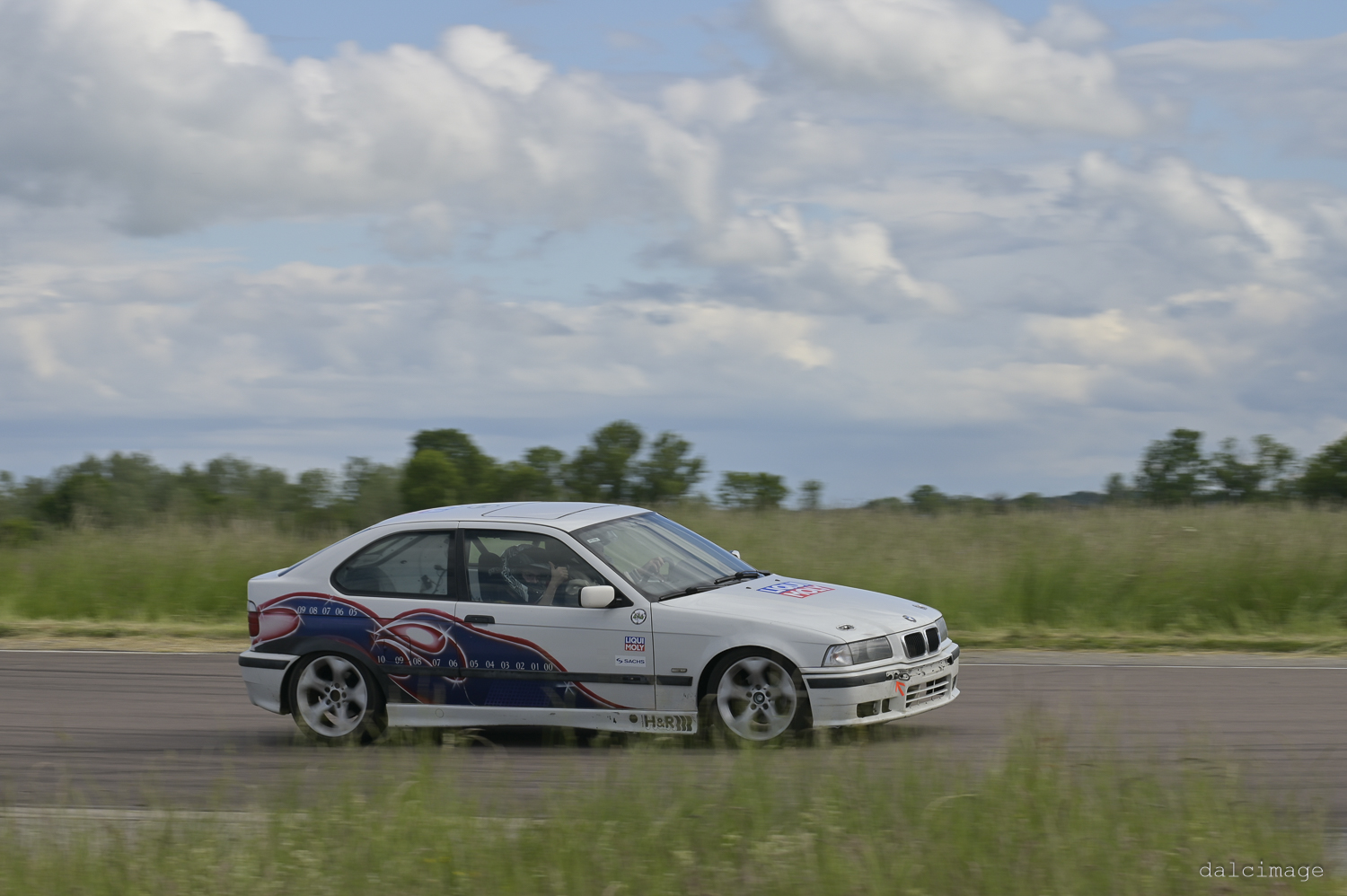 Voiture sur le circuit de pouilly - asaav.ch