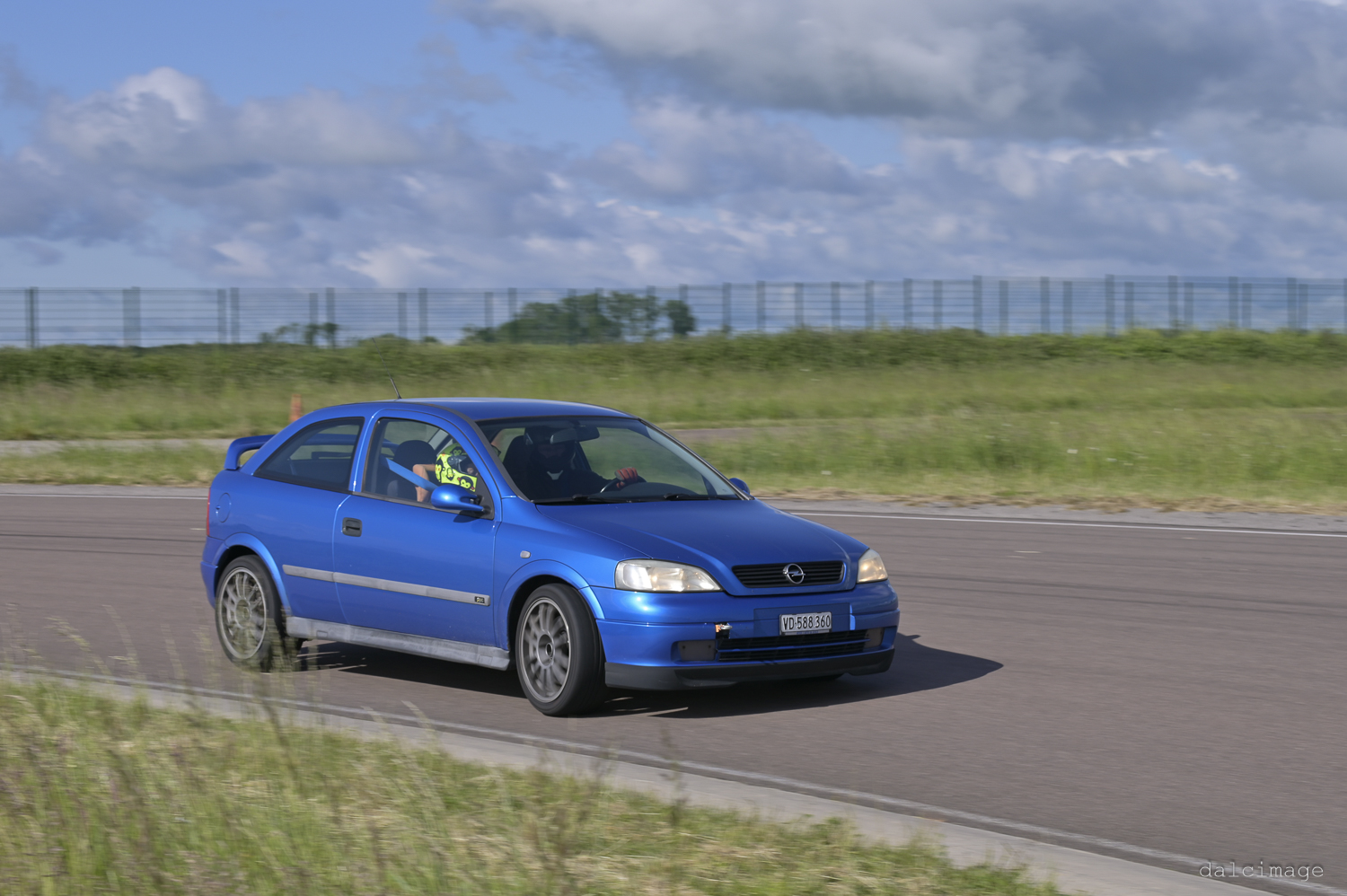 Voiture sur le circuit de pouilly - asaav.ch