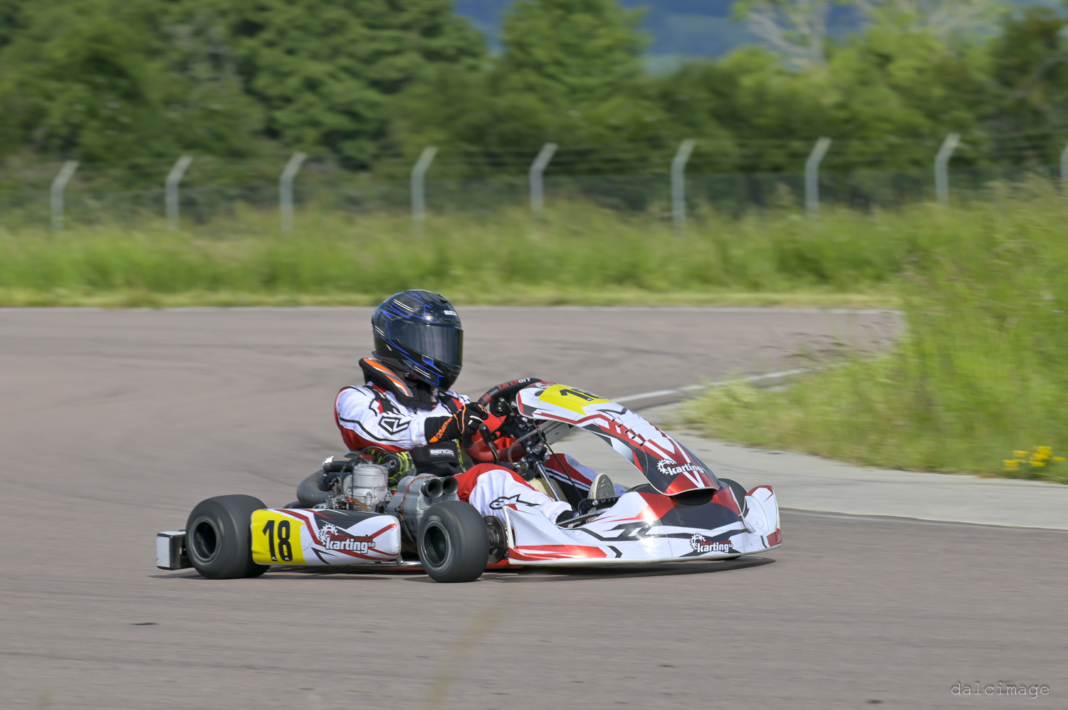 Voiture sur le circuit de pouilly - asaav.ch