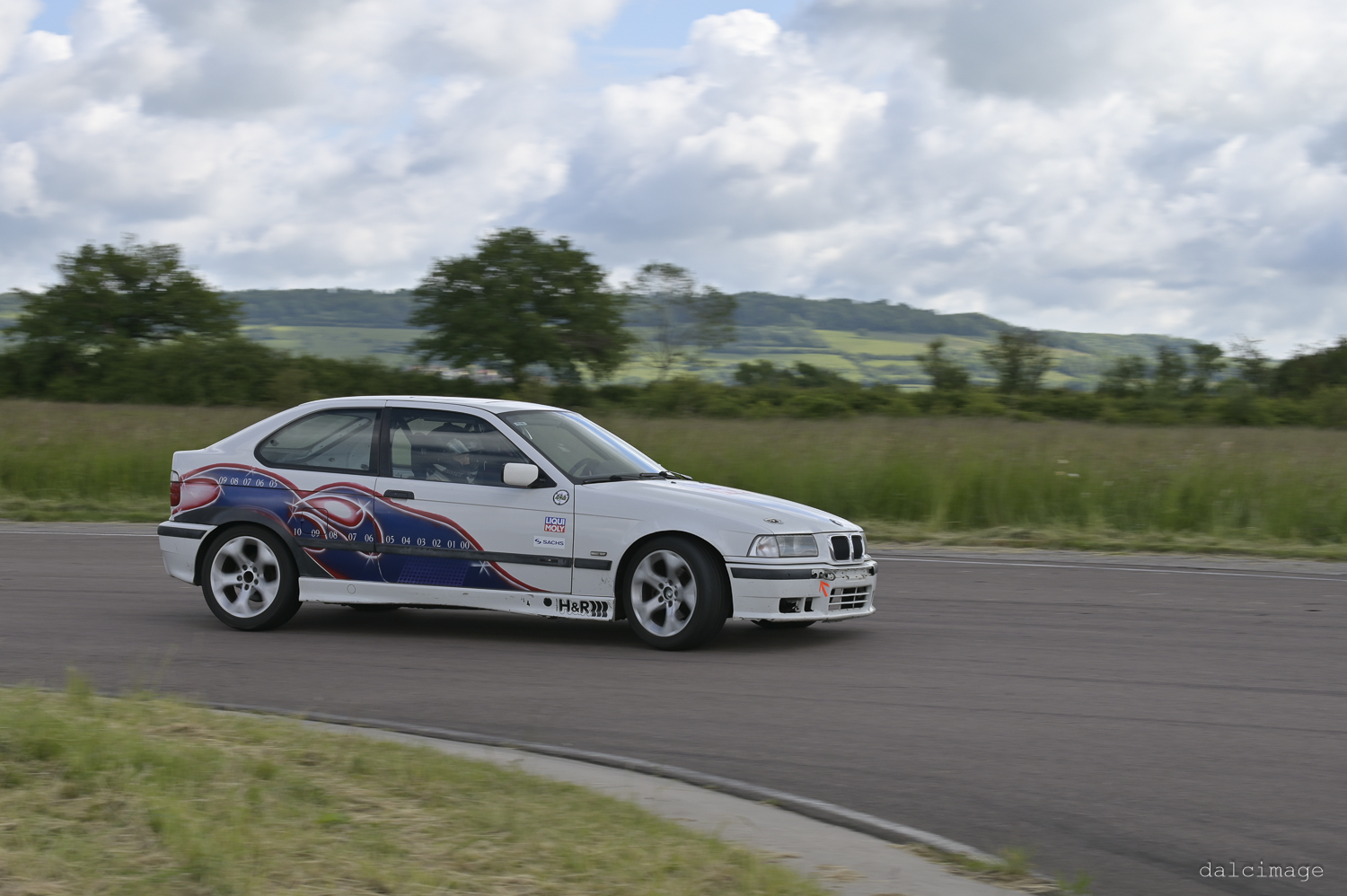 Voiture sur le circuit de pouilly - asaav.ch