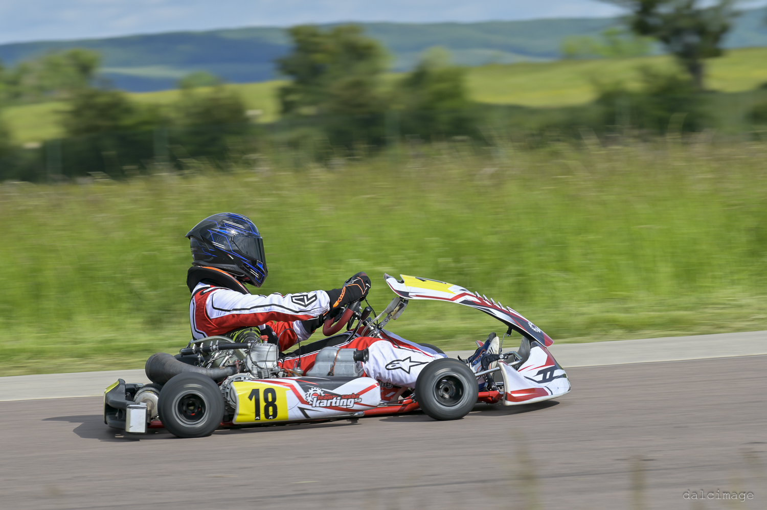 Voiture sur le circuit de pouilly - asaav.ch
