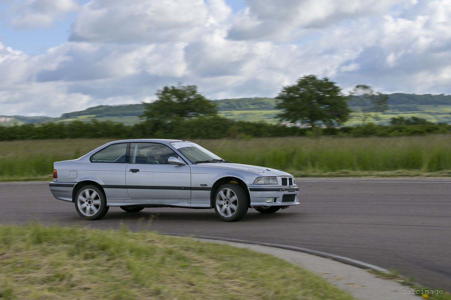 Voiture sur le circuit de pouilly - asaav.ch