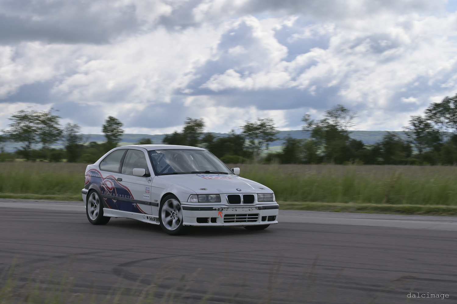 Voiture sur le circuit de pouilly - asaav.ch