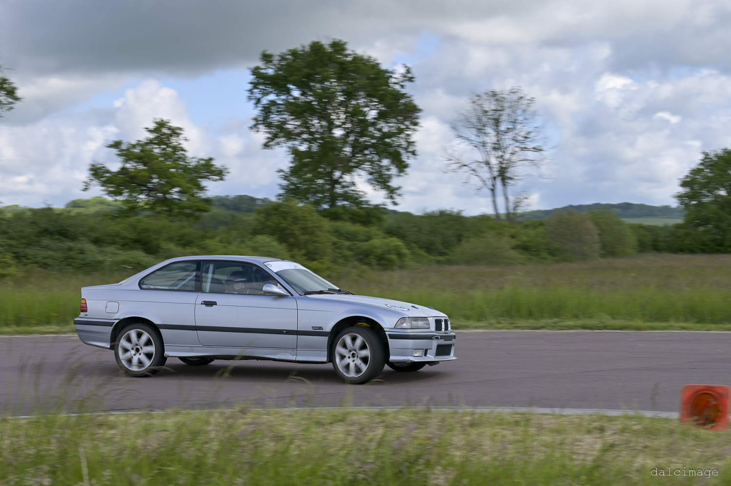 Voiture sur le circuit de pouilly - asaav.ch