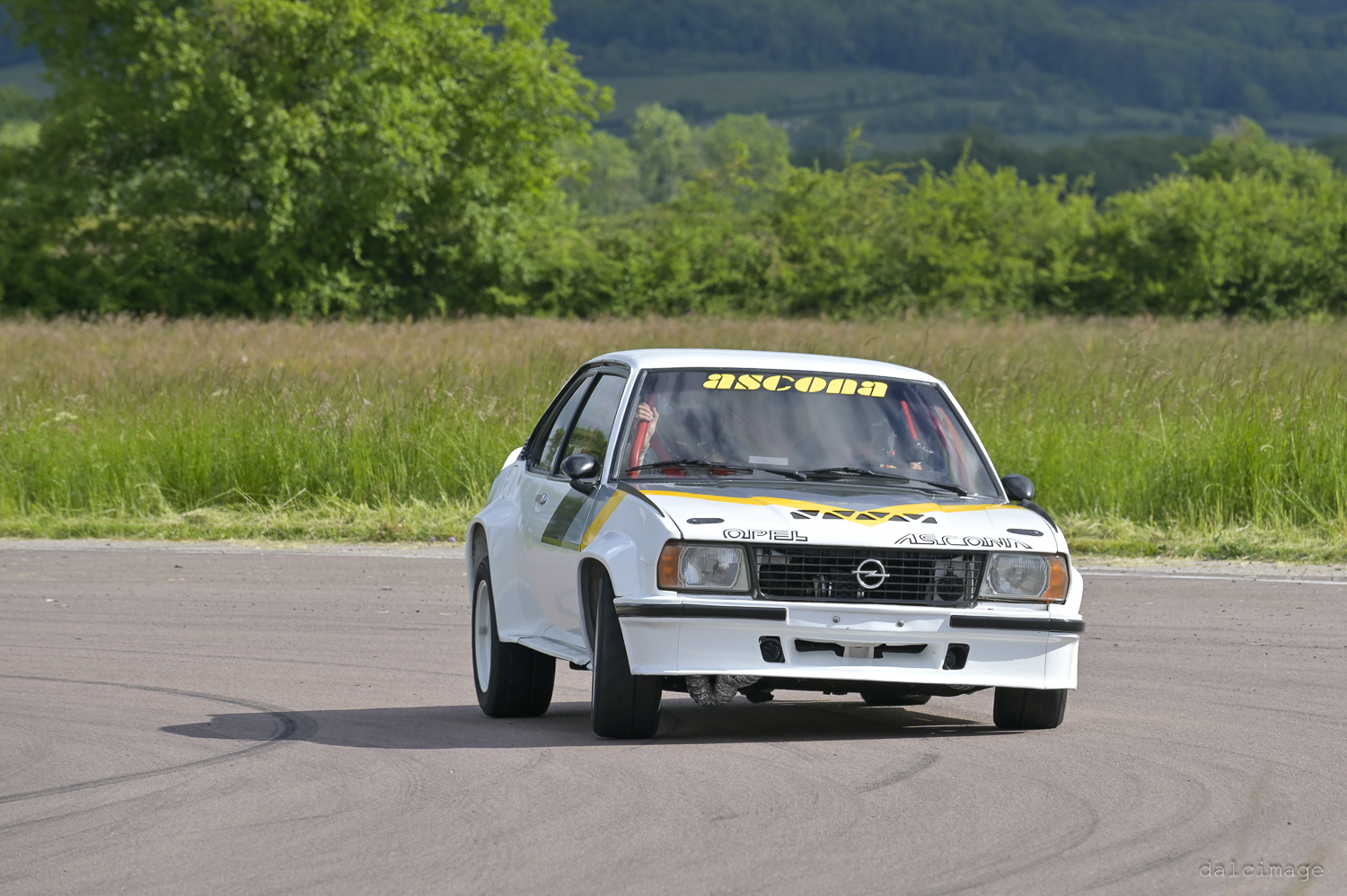 Voiture sur le circuit de pouilly - asaav.ch