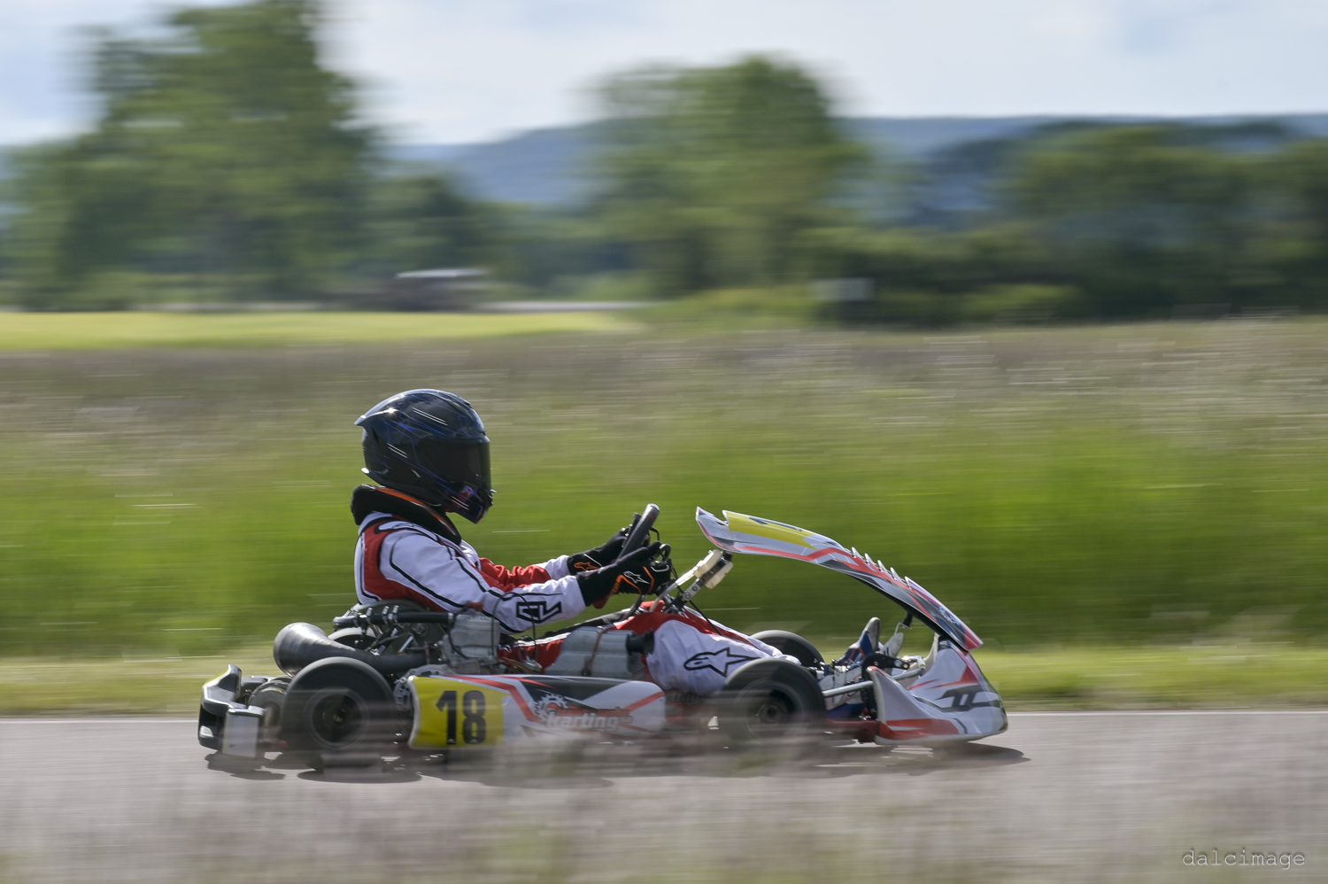 Voiture sur le circuit de pouilly - asaav.ch