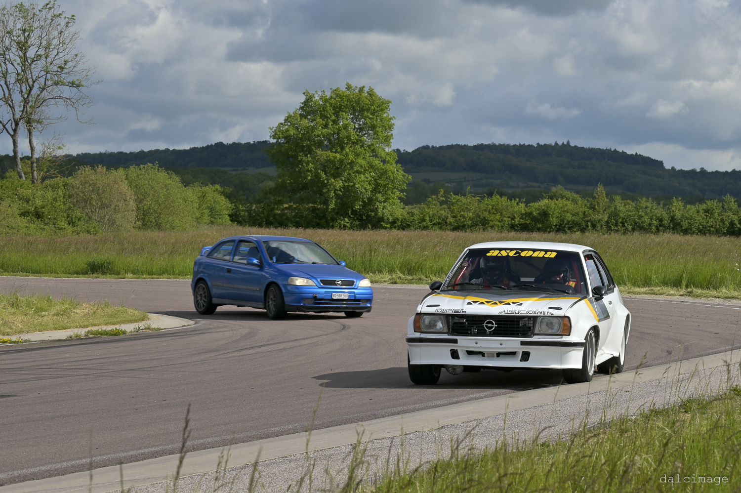 Voiture sur le circuit de pouilly - asaav.ch