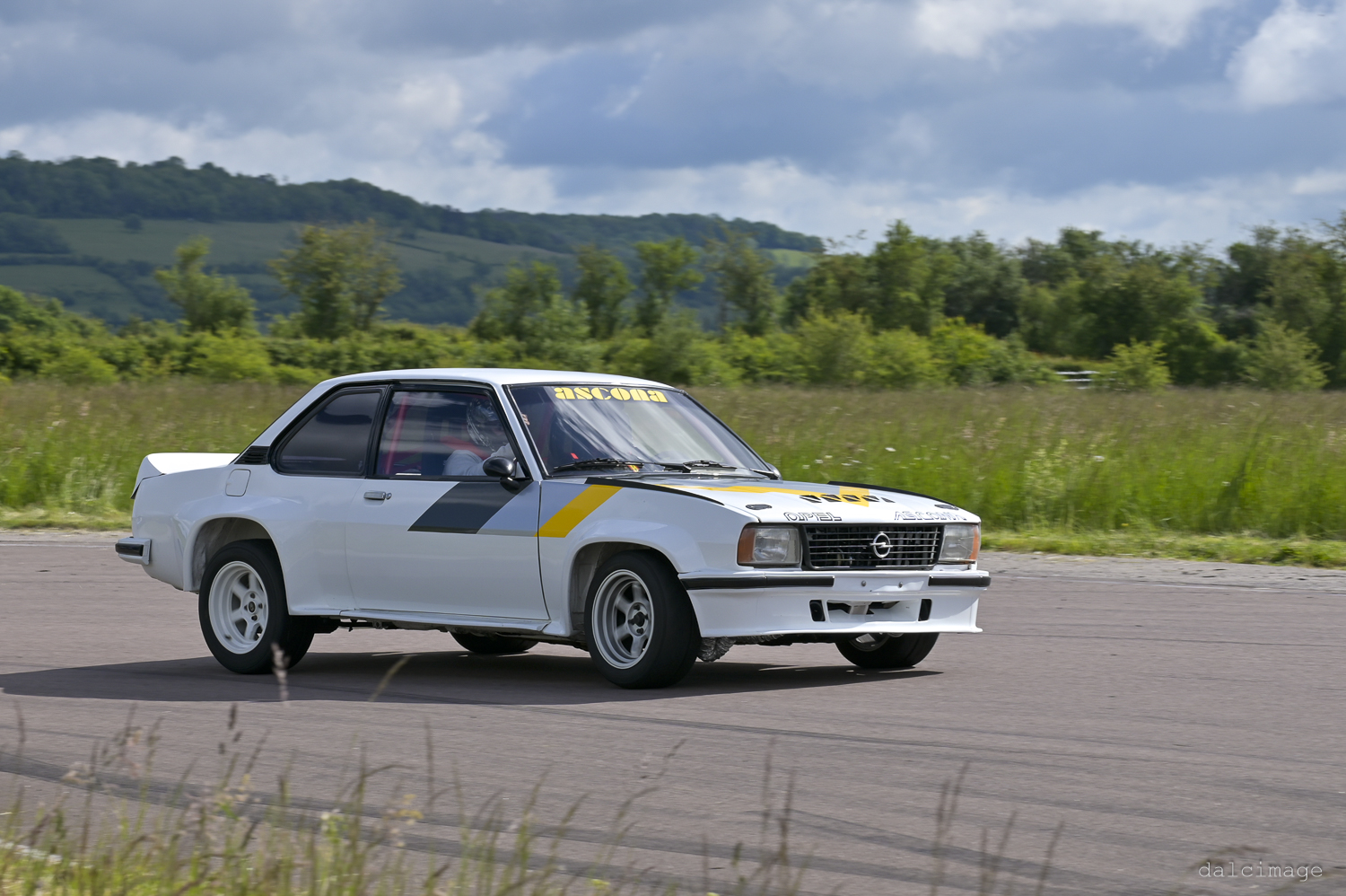 Voiture sur le circuit de pouilly - asaav.ch