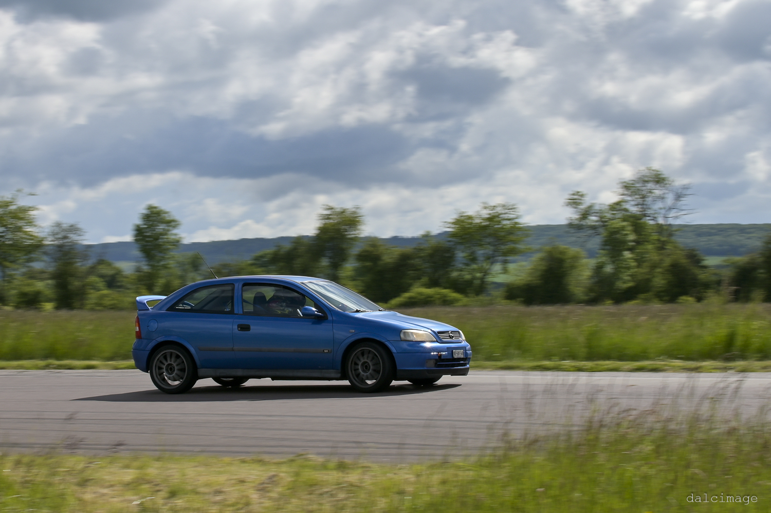 Voiture sur le circuit de pouilly - asaav.ch