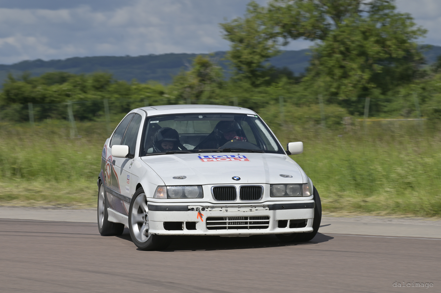 Voiture sur le circuit de pouilly - asaav.ch