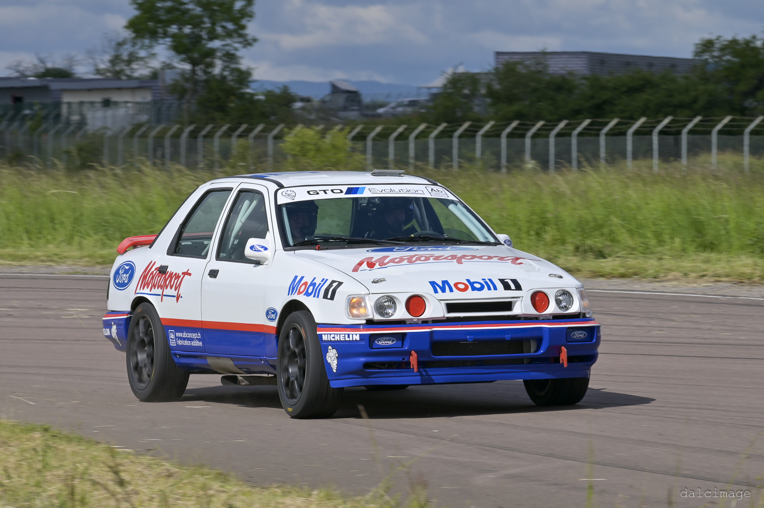 Voiture sur le circuit de pouilly - asaav.ch