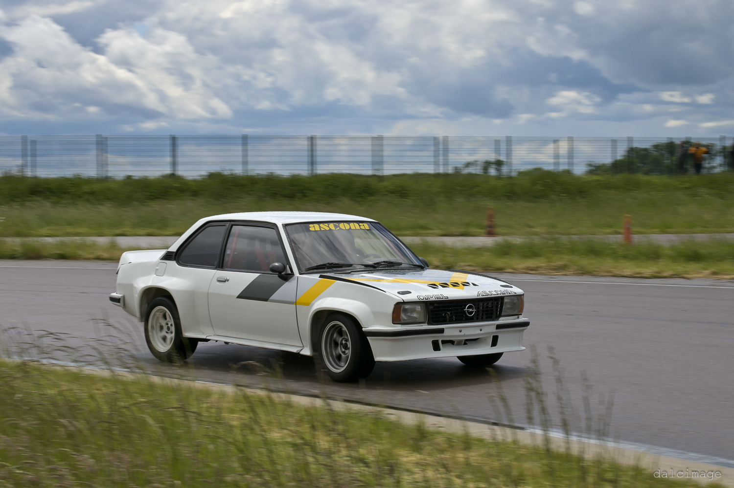 Voiture sur le circuit de pouilly - asaav.ch