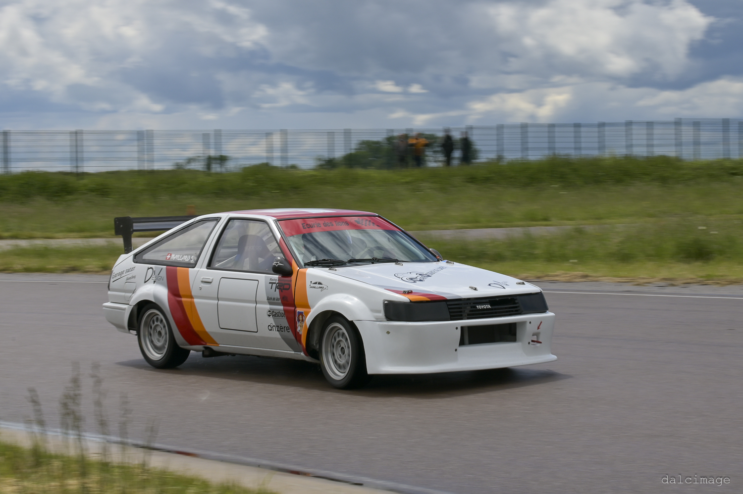 Voiture sur le circuit de pouilly - asaav.ch