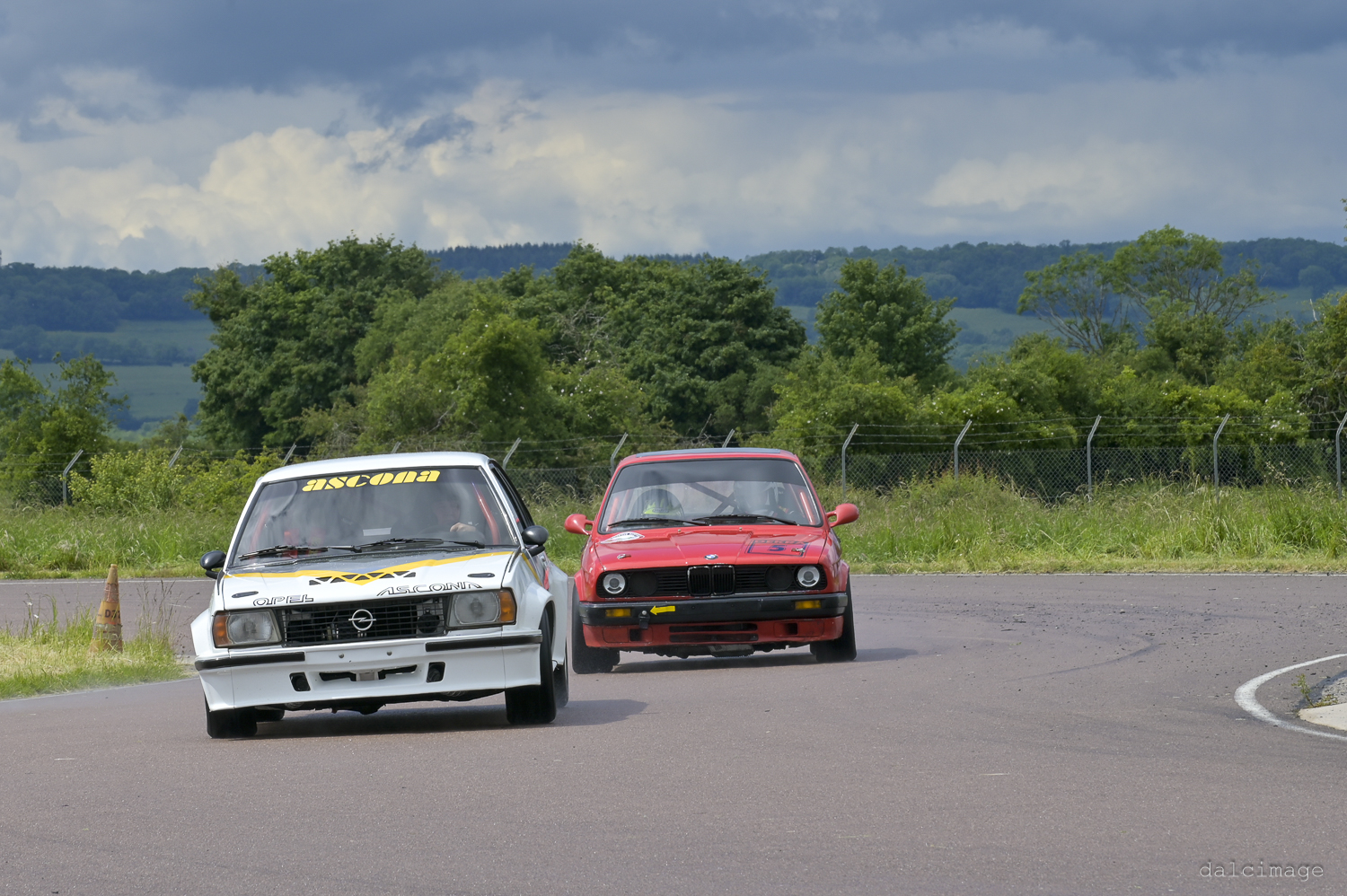 Voiture sur le circuit de pouilly - asaav.ch