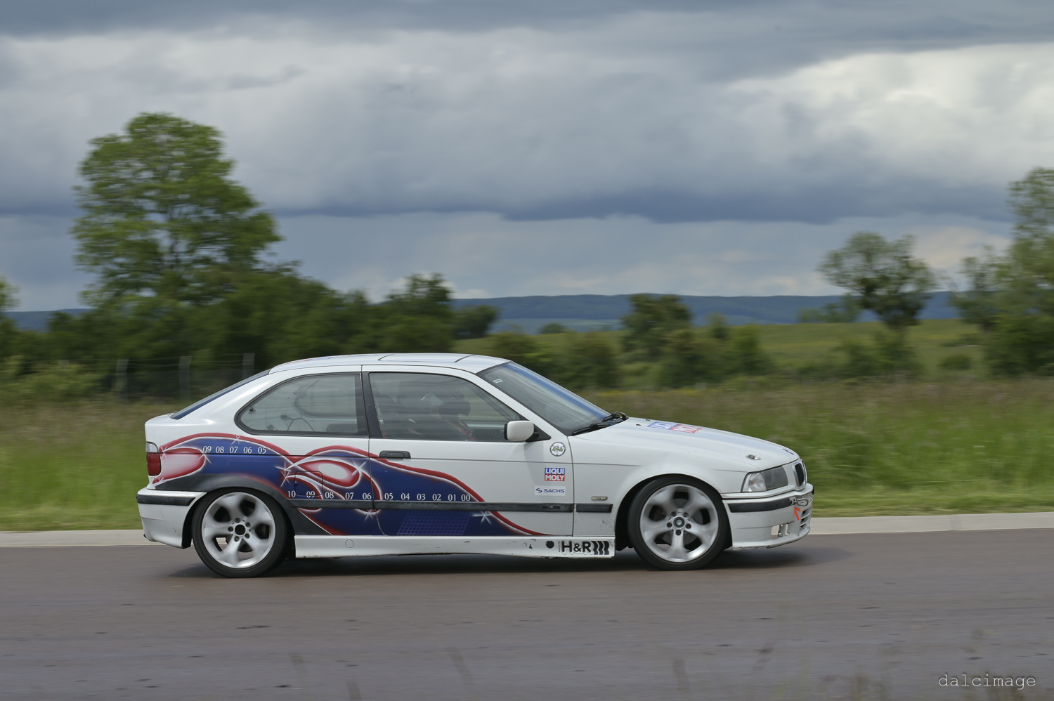 Voiture sur le circuit de pouilly - asaav.ch