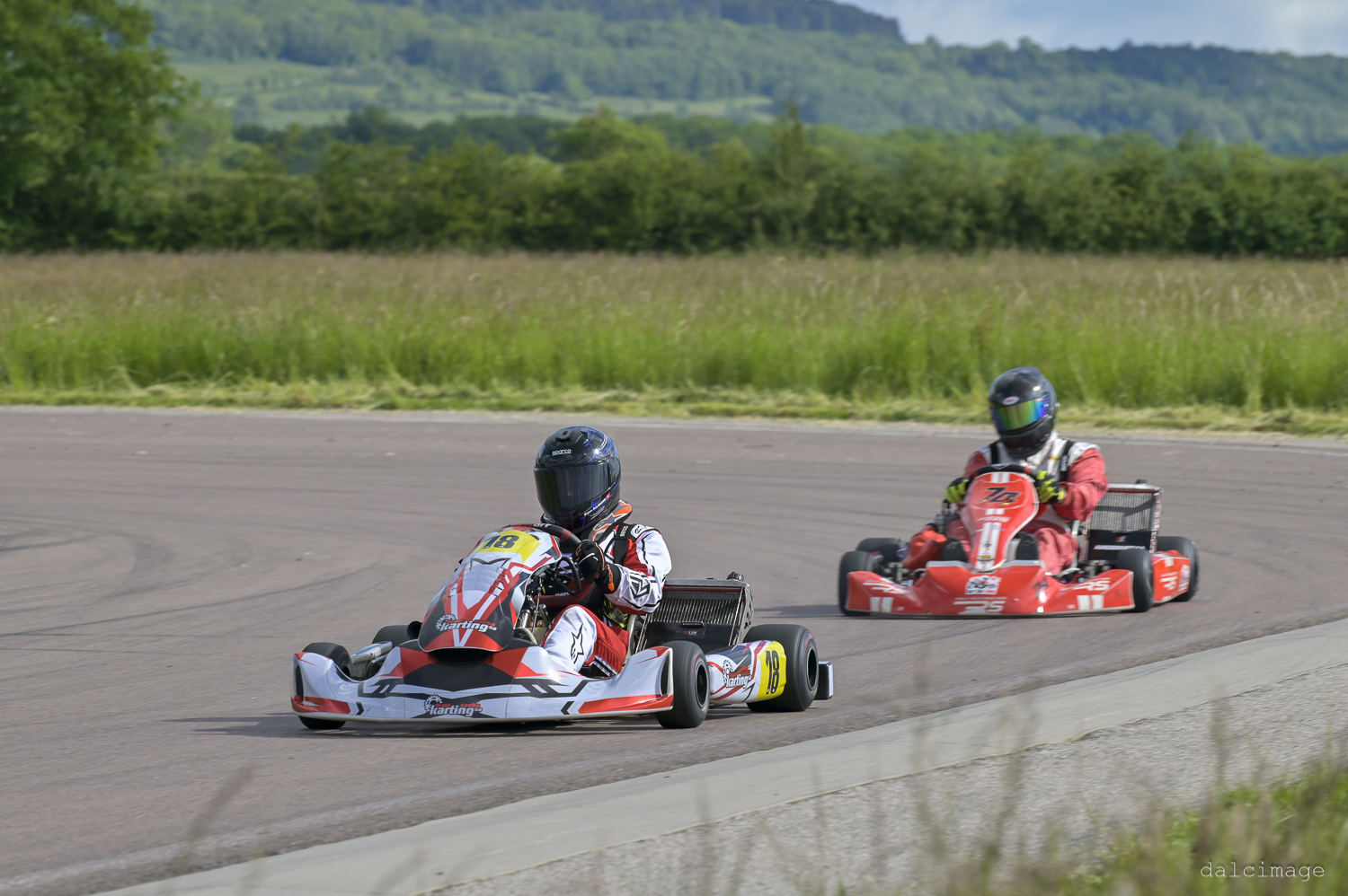 Voiture sur le circuit de pouilly - asaav.ch