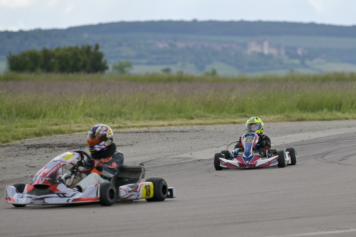 Voiture sur le circuit de pouilly - asaav.ch