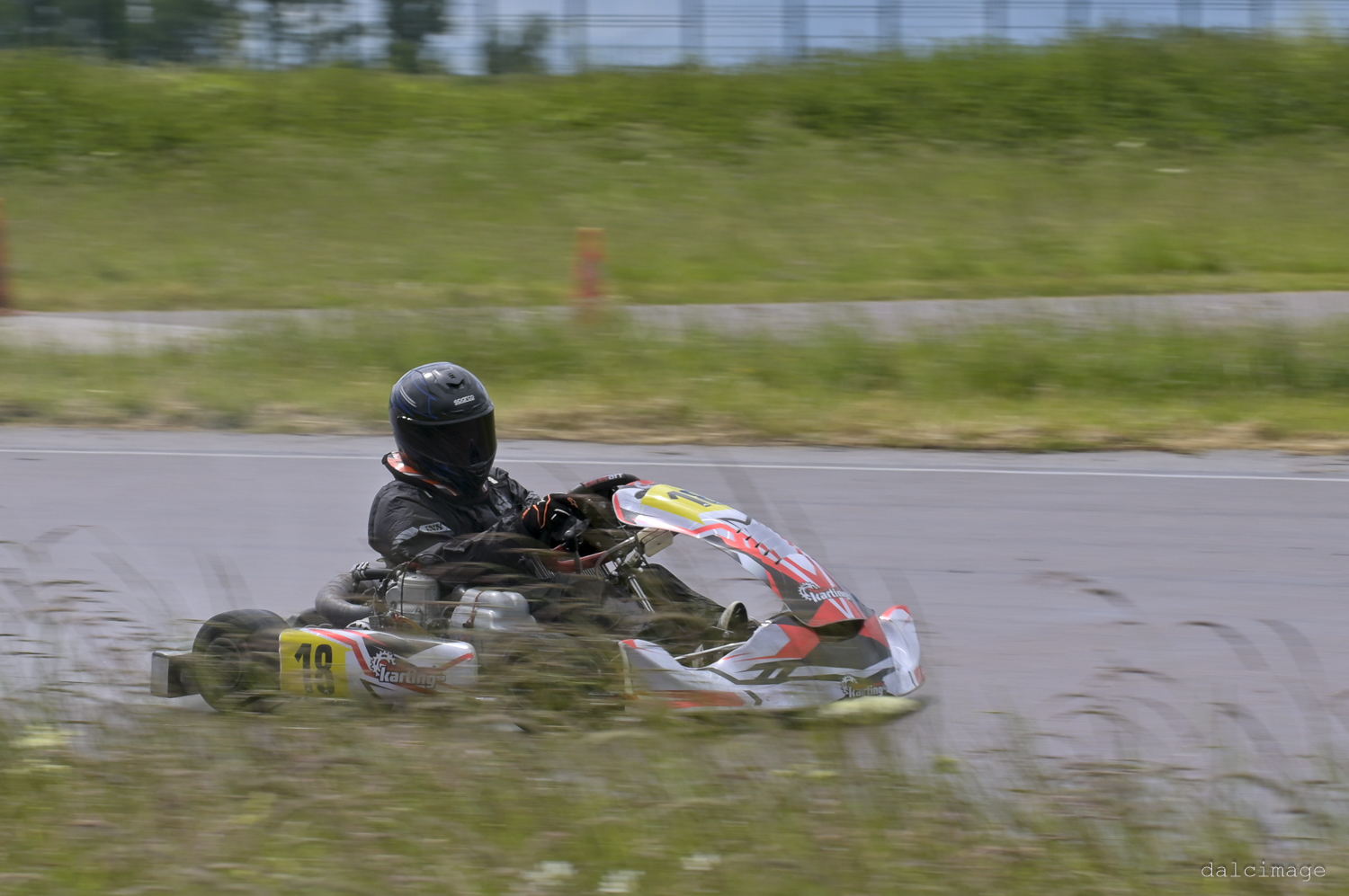 Voiture sur le circuit de pouillo - asaav.ch