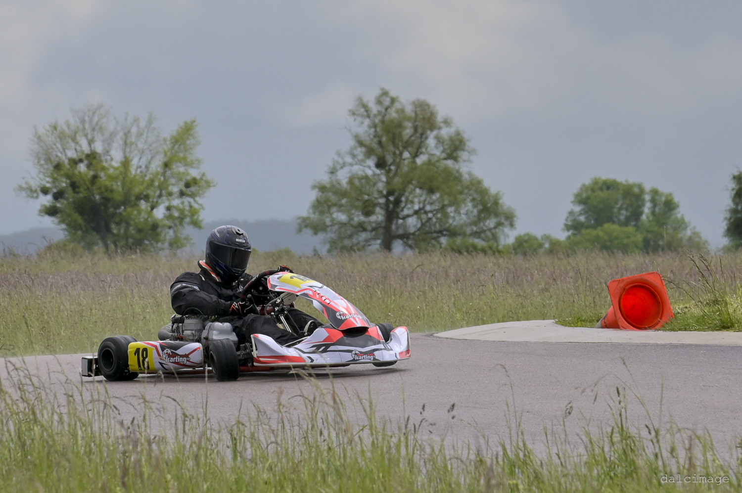 Voiture sur le circuit de pouilly - asaav.ch