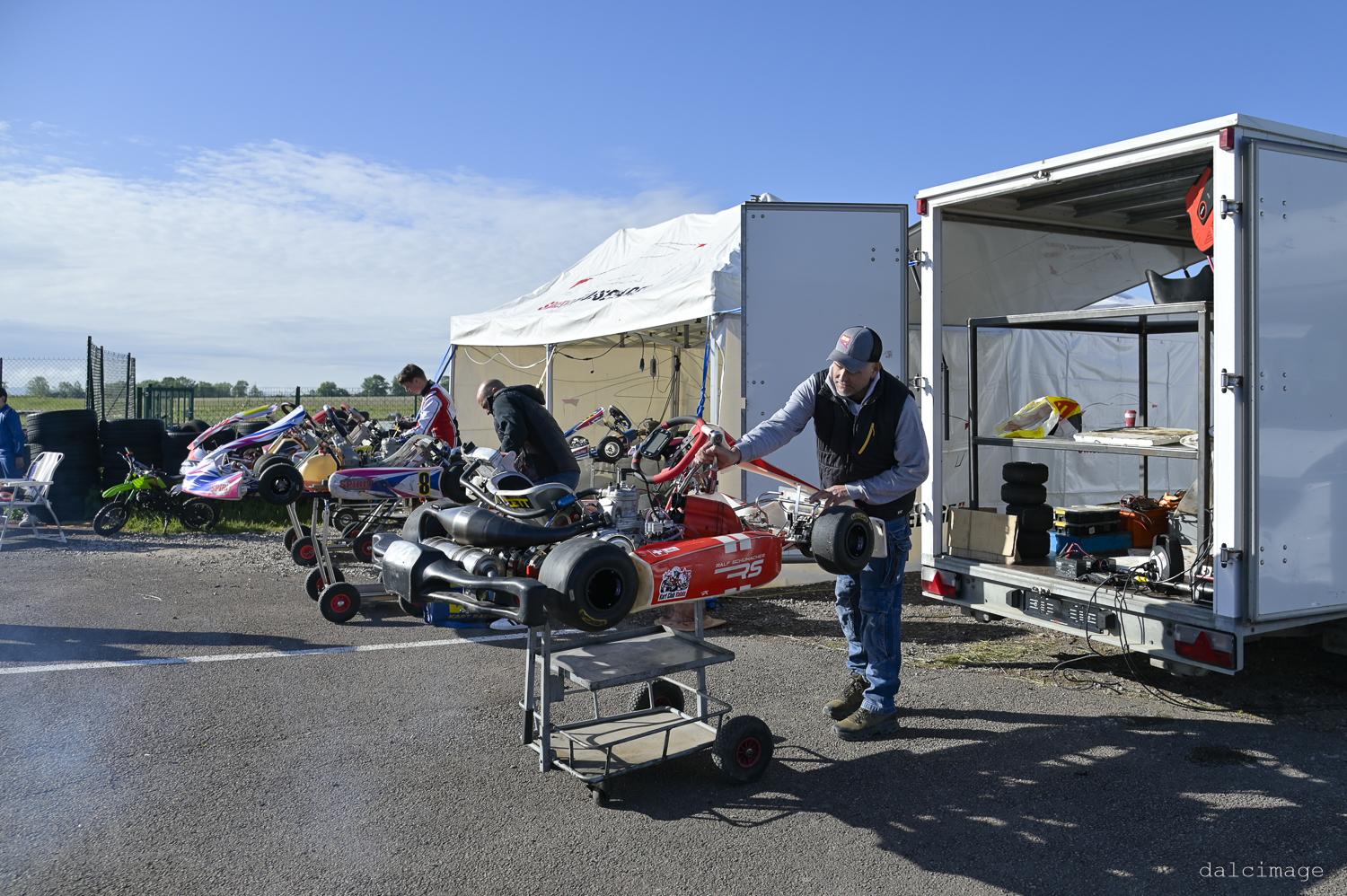 Voiture sur le circuit de pouilly - asaav.ch