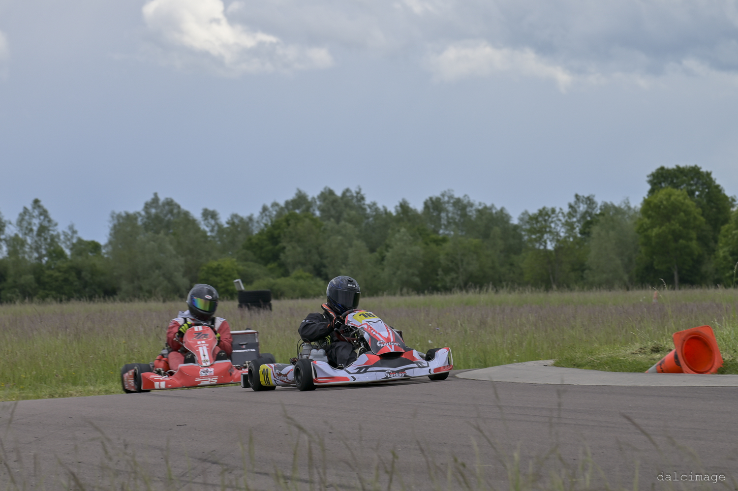 Voiture sur le circuit de pouilly - asaav.ch