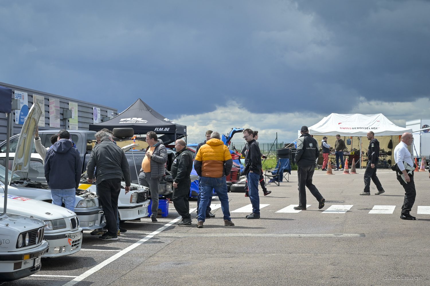 Voiture sur le circuit de pouilly - asaav.ch